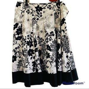 JKLA California Floral Skirt Black White A-line Wide Flair Circle Medium